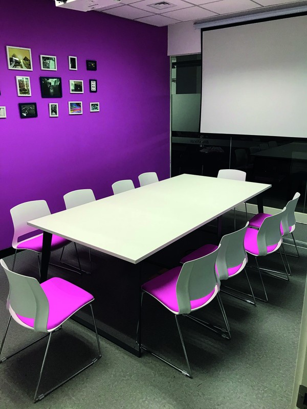 كرسي  مؤتمرات مريح بسعر مميز يناسب جميع المكاتب